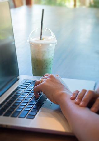 Woman Hands Typing On Laptop, stock photoの写真素材