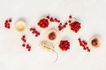 red and white currant tartlet on marbleの写真素材
