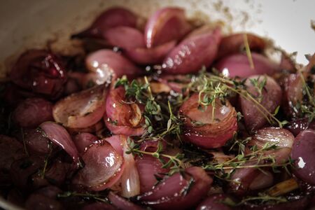 zwiebelkuchen of small red onions and thymeの写真素材