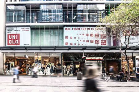 Sydney, NSW / Australia - 05.04.2020: a busy street in the center of the city, people shopping, rushing to workのeditorial素材