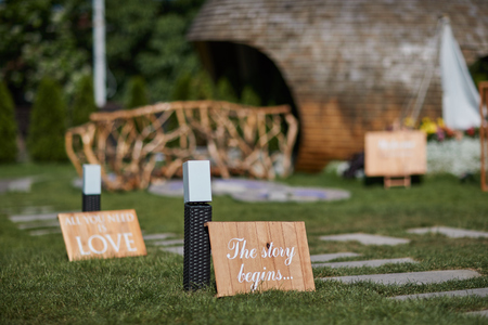wooden sign with the inscription ,,welcome,, wedding decoration in nature