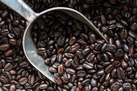 Roasted coffee beans With a spoon of coffee.の写真素材