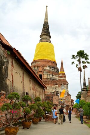 Ayutthaya , Thailand - August 14, 2016 : Unidentified tourist  are sightseeing ancient architecture  in the temple at  Ayutthaya, Thailand.のeditorial素材