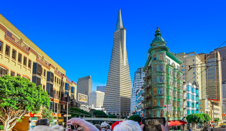 SAN FRANCISCO, CALIFORNIA, USA - OCTOBER 24, 2017: Tourists exploring San Francisco on sightseeing bus on sunny dayのeditorial素材