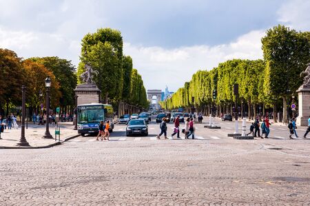 PARIS - AUGUST 14: Vehicles and tourists travel along Champs Elysees on August 14, 2010 - one of a famous touristic attractions in Paris.のeditorial素材