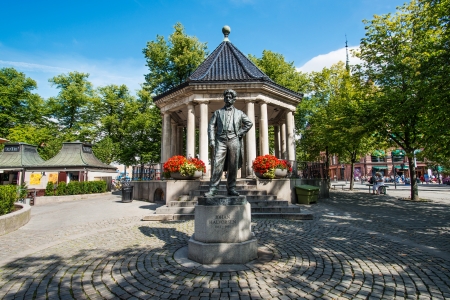 OSLO - AUGUST 13: Statue of Johan Halvorsen (15 March 1864 â 4 December 1935) who was a Norwegian composer, conductor and violinist.のeditorial素材