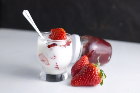 Fresh creamy yogurt with strawberriesの写真素材
