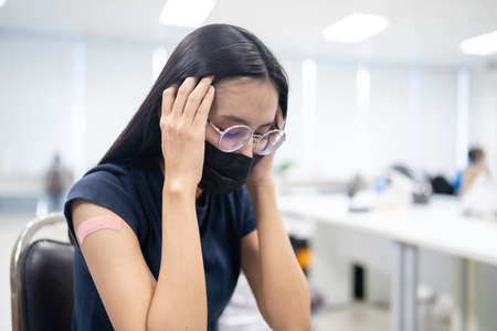 A woman headache because side effect of vaccine.の写真素材