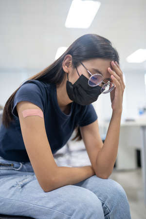 A woman headache because side effect of vaccine.の写真素材
