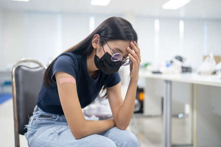 A woman headache because side effect of vaccine.の写真素材