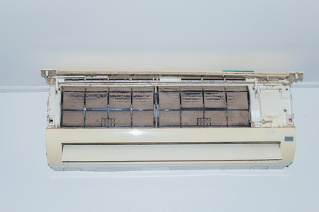 Dust vent air conditioner