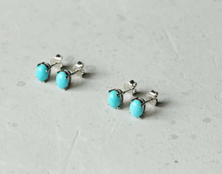 Chrome diopside bracelet. A bracelet made of stones on a hand from natural stone Chrome diopside. Bracelet made of natural stones. Handmade jewelry. Handmade bracelets on light modern background.の写真素材