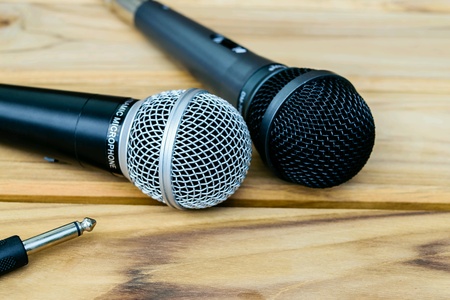 Microphone on wooden tableの素材