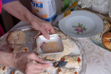 Lubricating the dough for buns before baking