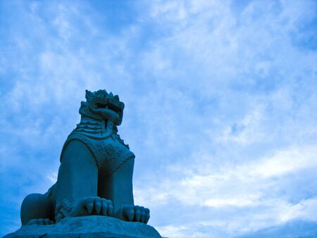 statue lion and blue skyの写真素材
