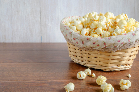 Popcorn in a basket on a tableの写真素材