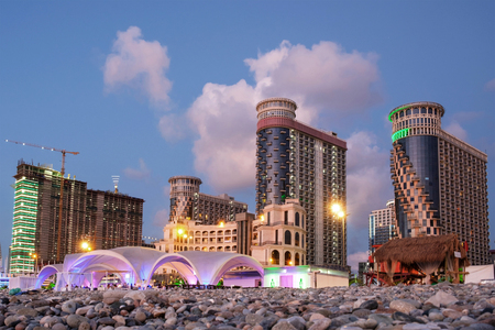 View of the urban landscape from the rocky beachの写真素材