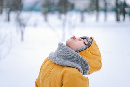 Portrait of a happy boy in winterの写真素材