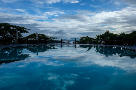 Still waters of reflecting swimming pool mirrorの写真素材