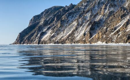 ÐÐµÑÐµÐ²ÐµÑÑÐ¸ Ð²GoogleBingtransparent ice of lake Baikal and the reflection of the rockstransparent ice of lake Baikal and the reflection of the rocksの写真素材