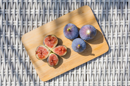 Ripe figs on a wooden cutting board.の写真素材