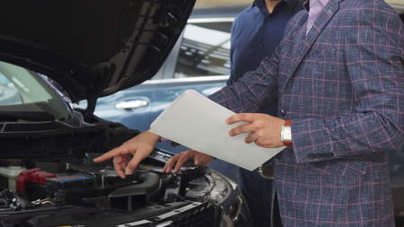 The seller describes the characteristics of the car