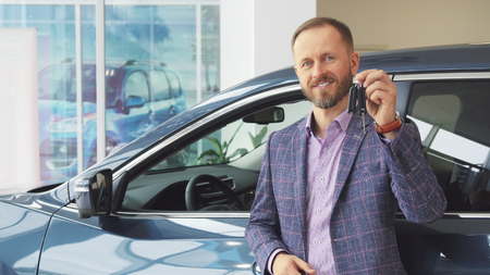 The seller of cars indicates the excellent quality of the machineの写真素材