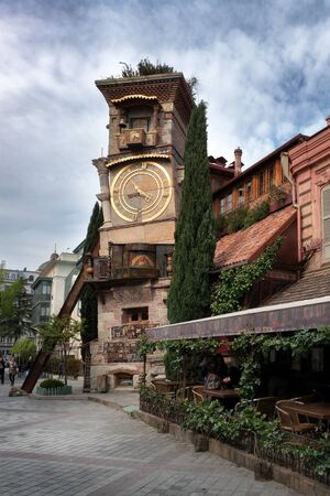 2018 04.23 Georgiy, Tbilisi, Tbilisi clock tower in the old town, near the puppet theater. The picturesque tower falls.のeditorial素材