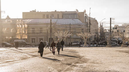 10.12.2021, Russia, Tula. People on a sunny frosty morning walk along Lenin Square in winterのeditorial素材