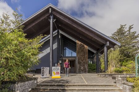 Manawatu-Wanganui, New Zealand - Abril 01, 2018: Visitors at Whakapapa i-Site visitor information centre.のeditorial素材