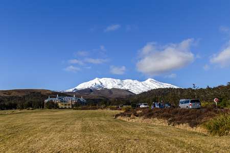 Manawatu-Wanganui, New Zealand, August 11, 2018: Skiiers parking next to The Chateau in Whakapapa Village, New Zealand.のeditorial素材