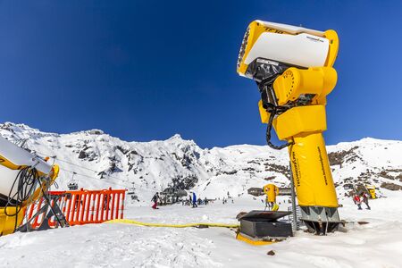 Whakapapa, New Zealand - August 12, 2018: Skiiers on the Rockgarden at Whakapapa Ski Field in New Zealand.のeditorial素材