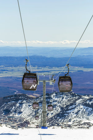 Manawatu-Whanganui, New Zealand - September 09, 2023: Transcendent Views, Sky Waka Gondola Ascends Mount Ruapehu Majestyのeditorial素材