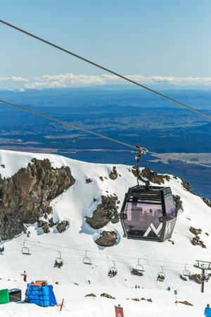 Manawatu-Whanganui, New Zealand - September 09, 2023: Transcendent Views, Sky Waka Gondola Ascends Mount Ruapehu Majestyのeditorial素材