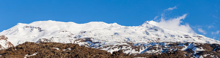 Panoramic view of the snow-covered peaks of Mount Ruapehu in New Zealandの写真素材