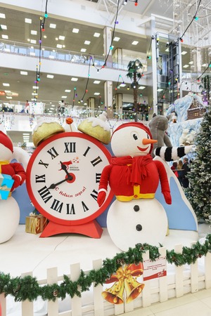 Russia, Krasnodar-January 07, 2017: new Year clock and snowman in the shopping and entertainment complex Red Square. Inscription in Russian " happy new year"のeditorial素材