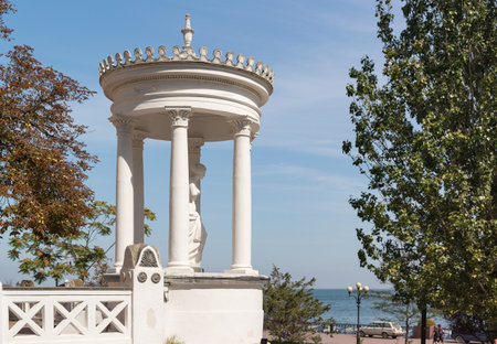 Russia, Crimea, Feodosia September 18, 2020-Statue of Venus of Milo in the gazebo-rotunda on the facade of the Dacha Milos on Aivazovsky Avenue, built in the resort town in early 1911のeditorial素材