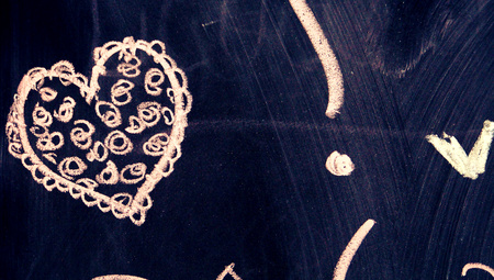 Chalk heart drawing on blackboard backgroundの写真素材