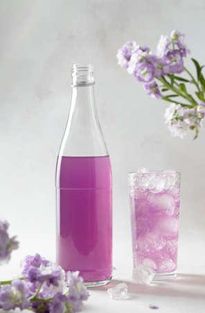 lavender lemonade violet drink with iceの写真素材