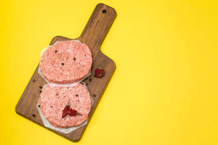 raw ground meat with black pepper on wooden boardの写真素材