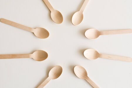 High angle view of bamboo spoons arranged in a circle on white tableの写真素材