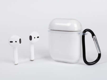Case with portable headphones, white with spring hook