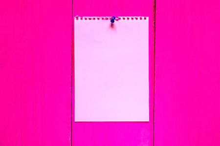 white sheet of paper on a glamorous wooden background in pink, copy space,の写真素材