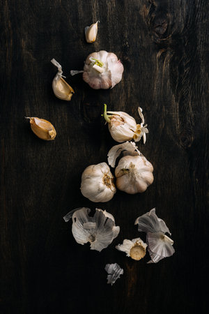 Garlic cloves on wooden table, top view.の写真素材