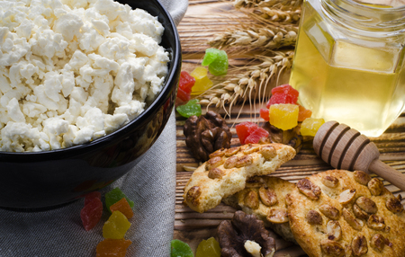 A healthy breakfast. cottage cheese are at the black plate on the wood backgroundの写真素材