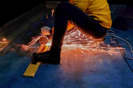 Working with a grinder. Violation of safety rules