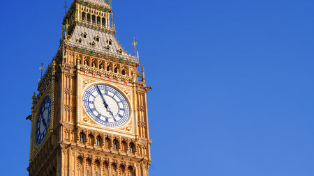 Close-up of Big Ben tower with a clear blue sky background, iconic London landmarkの写真素材