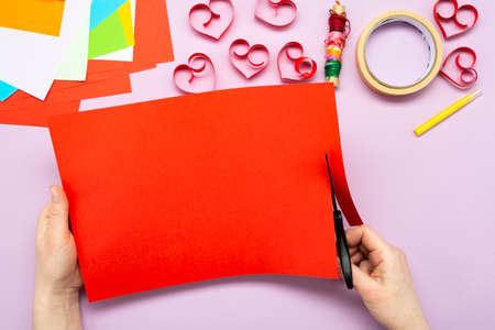 DIY instruction. Step by step guide. The process of making a garland of hearts for Valentine's Day.の写真素材