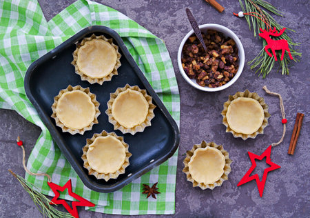 Step-by-step cooking of mince pies traditional British Christmas shortcrust pastry cakes stuffed with dried fruits, nuts and apples. Merry christmas and happy new year concept.の写真素材