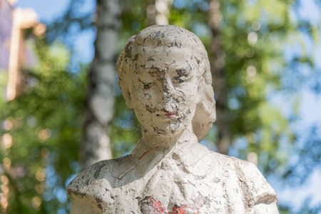 Yaroslavl, RUSSIA - July 04, 2022. Destroyed sculpture of a schoolgirl girl on a stone pedestal in an old parkのeditorial素材